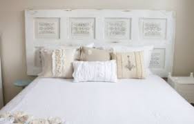 Parto dalle mensole perché è un sistema rapido e versatile per decorare la parete dietro al letto: Testiera Letto Fai Da Te Tante Idee Originali