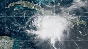 La presion central minima estimada es de 1010 mb (29.83 pulgadas). 0fjonkozefnrhm