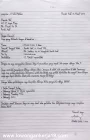 Surat lamaran kerja adalah tulisan resmi yang berupa permohonan untuk bekerja di suatau perusahaan atau instansi yang di tuju oleh si pelamar oleh karena itu nomor 1 saya berikan contoh surat lamaran kerja tulis tangan. 8 Contoh Surat Lamaran Kerja Tulis Tangan Dan Tipsnya