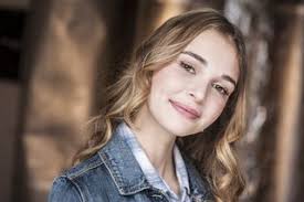 Ginny and georgia / kiss scene — max and sophie (sara waisglass and humberly gonzalez). Netflix S Ginny And Georgia Cast Full List Of Characters