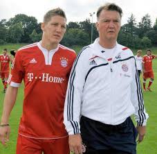 30 finalmente, van gaal fue destituido el 9 de abril de 2011, después de empatar contra el 1. Bastian Schweinsteiger Lockt Ihn Van Gaal Nach Manchester Welt