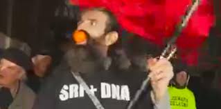 Sosoaca sustine ca „stegarul dac este „foarte sanatos si foarte inteligent si le cere romanilor sa iasa in strada pentru ca acesta sa fie eliberat. Influentat De A3 Si Rtv Stegarul Dac Ameninta Ca Se Arunca De Pe O Macara Din Bucuresti Au Furat Voturi In Mod Organizat Aktual24