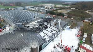 Salzbergen Ni Als Die Produktionshalle Eines Kunststoffverarbeitenden Betriebs In Salzbergen Kreis Emsland Bren Werkfeuerwehr Feuerwehr Feuerwehr Magazin