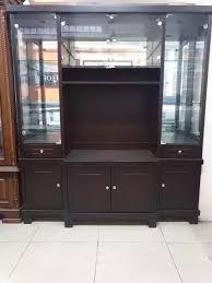 Ruang tamu hanya diisi oleh dua sofa besar dan satu meja kaca di tengah ini, sangat terasa nyaman dan longgar. Lemari Pajangan Dengan Tempat Tv Untuk Di Ruang Tamu Lazada Indonesia