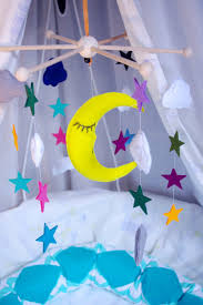 Mobiles sind tolle spielsachen für baby's womit sie als erstes zeichnet ihr auf das eine sperrholzbrett eine große wolke und auf das andere die sterne wenn ihr das nicht freihändig machen wollt, dann könnt ihr gerne meine vorlage für sterne, mond. Mond Mobile Mit Wolken Aus Filz Nahen How To Sew A Felt Moon Mobile With Clouds Idim In Berlin