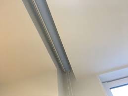 洗面所のロールスクリーン用の折り上げ天井 収納 ロールカーテン ロールカーテン 折り上げ天井