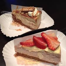 Factory S Cheesecake Fraise Chocolat Blanc Snickers Cheesecake Food Snickers Cheesecake