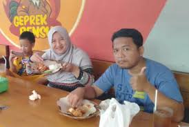 I am geprek bensu vs geprek bensu, sengketa merek antara benny sujono dengan ruben onsu. Geprek Bensu Lamongan Posts Facebook