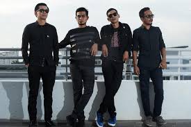 Black rain is their latest single, available on spotify and other streaming platforms. Single Terbaharu Seven Collar T Shirt Berjudul Line