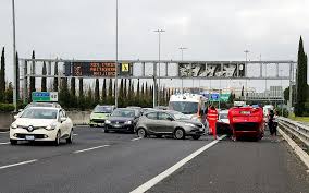 Roma raccordo anulare da € 550, 10 appartamenti con prezzo ridotto! Car Accident Clash Rome Highway The Grande Raccordo Anulare Speed Inattention Imprudence Injury Cars Auto Pikist