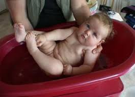 Wenn das erste baden ihres babys bevorsteht, sind viele junge eltern sehr. Das Baden Vom Baby Ein Spass Fur Die Ganze Familie