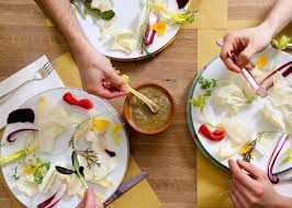 Bagna cauda bagna cauda la bagna càuda è una tipica salsa calda della cucina piemontese, ottenuta cuocendo lentamente l' aglio, il latte, le acciughe e olio di oliva extravergine. Bagna Caoda Prima La Temi Poi La Ami Lonely Planet