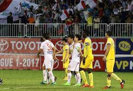 Vpf media | hoàng anh gia lai vượt qua thanh hóa trong một trận cầu với kịch bản hành động siêu hấp dẫn * đơn vị chủ quản ngoại binh kelly và btc sân thanh hóa đã có lời qua tiếng lại sau trận đấu giữa thanh hóa và hoàng anh gia lai. V League 2017 Trá»ng Tai Báº» Coi Hagl Thua NgÆ°á»£c Flc Thanh Hoa