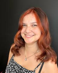 Ein deutliches Beispiel wie krass die Haarfarbe deine Haut-und Augenfarbe  beeinflussen kann! Wir liebeeeen es 🫶🏼☀️🧡 Arbeit von Larissa ☀️ #wella  #wellahair #wellaeducation #wellaprofessional #kolestonperfect #blondorplex  #colorfreshmask #ghd ...