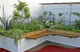 Garten terrasse mit betonfliesen und rasen gestalten verlegen sie die terrassenplatten in mustern anstatt kante an kante nebeneinander. Beet An Der Terrasse Anlegen Schone Ideen Tipps Und Tricks