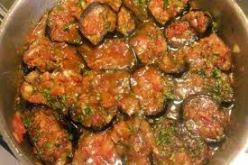 5 adet patlıcan , 500 gr kıyma, 4 adet domates, 4 adet biber, 2 adet kuru soğan, bir kaç sap maydonoz, 2 yemek kaşığı biber salçası, tuz, i̇steğinize göre baharatlar. Tencerede Patlican Musakka Tarifi