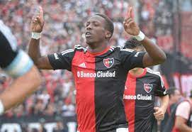 The peruvian is a right back, he is 31 years old and has already played in 10 clubs. El Jugador Mas Rapido Del Planeta Es Peruano Y Jugo En Newells