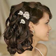 Une telle lunette peut décorer même la coiffure la plus simple, par exemple un style facile avec des boucles. Coiffure Mariage Cheveux Boucles Frises Afro Et Crepus