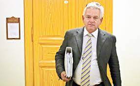 A buszsofőrként is dolgozó férfi a trónok harca hodorját szinkronizálta. Mellekszal A Brokerugyben A Betonut Rt Egykori Masodik Emberenek 336 Millio Forintjat Tuntettek El Hamisitott Atutalasokkal