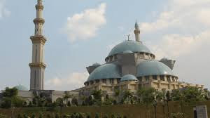 Satu masjid menarik di kuala lumpur yang semestinya anda lawati untuk beribadah di samping melihat kehebatan senibina masjid ini. Masjid Terindah Dan Termegah Di Malaysia