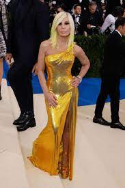 The Evolution Of Donatella Versace S Va Va Voom Beauty Look From Blonde To Blonder Donatella Versace Dresses Met Gala 2017