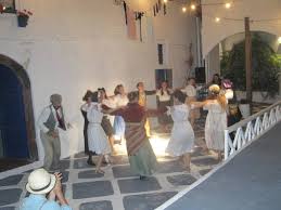 Si chiama hasapiko, in greco χασάπικο, ed è la danza popolare greca da cui mikis theodorakis ha tratto ispirazione nel 1964 per scrivere la musica del film zorba il greco, da allora chiamata sirtaki. Vivere Un Vero Matrimonio Greco Il Greek Wedding Show