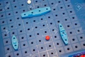 Se convirtió en un juego de mesa en 1967 y se adaptó posteriormente a las versiones electrónicas. Imagen Juego De Mesa Batalla Naval Con Un Campo De Juego Y Figuras Plasticas De Barcos Y Marcas En El Campo De Batalla Fotos Retratos Imagenes Y Fotografia De Archivo Libres De