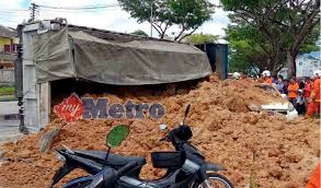 Kedai motosikal anda perlu mengikuti peraturan dan peraturan untuk perniagaan di kawasan setempat anda. Trauma Dihempap Lori Tanah