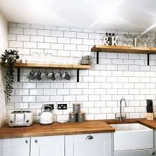 The howden 600 kitchen by howdens joinery is an efficient practical and stylish kitchen that can be installed and working in next to no time. White Subway Tiles Emphasise Solid Oak Shelving Allowing You To Proudly Display Belfa Kitchen Tile Backsplash With Oak Wren Kitchen Kitchen Shelf Brackets