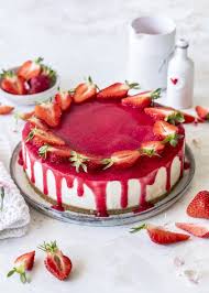Erfrischendes Erdbeer Joghurt Tortchen Das Ganz Ohne Backen Auskommt Keksboden Heimische Erdbee Erdbeer Joghurt Torte Joghurttorte Kuchen Und Torten Rezepte