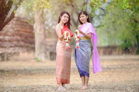 Atractivas Mujeres Tailandesas Con Vestimenta Tradicional Tailandesa  Sostienen Guirnaldas De Flores Frescas Para Ingresar A Un Templo Basado En  La Tradición Del Festival Songkran En Tailandia Fotos, retratos, imágenes y  fotografía de