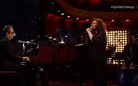 Το πιο επιτυχημένο συγκρότημα της τελευταίας δεκαετίας έχει ετοιμάσει ένα πάρτι γεμάτο κέφι, ρυθμό και πολλές εκπλήξεις αποκλειστικά για τους τηλεθεατές του. Spiti Me To Mega 3afnikos Erwtas Toy Stamath Spanoydakh Apo Thn Elenh Bitalh Eidhseis Nea To Bhma Online