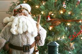 Tis the season for decorations, and for your christmas scene, there are a few staple characters, the most common being good ol' saint nick. Ideas For Rustic Outdoor Christmas Decorations