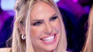 Il ritorno nel 2020 di ilary blasi e l'arte di rendere pazzesco un lungo vestito nero (per noi è sì). Ilary Blasi Torna In Tv A Lei La Conduzione Di Due Famosi Programmi
