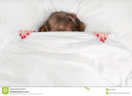 3 фразы в 1 тематике. Portrat Der Schonen Jungen Frau Die Im Bett Unter Decke Liegt Stockbild Bild Von Gesicht Schon 92626943
