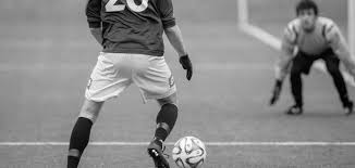 تعد رياضة كرة القدم والتي يطلق عليها باللغة الإنجليزية مصطلح football، بأنها من الرياضات العالمية المشهورة والتي يتنافس فيها تمرير الكرة ووصولها إلى مرمى الخصم وداخل الشبكة، ولا تقتصر رياضة كرة القدم فقط على 11 لاعبًا، فهنالك كرة القدم الخماسية. ØªØ¹Ø¨ÙŠØ± Ø¹Ù† ÙƒØ±Ø© Ø§Ù„Ù‚Ø¯Ù… Ù…ÙˆØ¶ÙˆØ¹