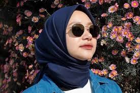 Jun 16, 2021 · menggunakan pashmina hitam yang dipadukan dengan long dress berwarna hitam juga membuat penampilan tetap cantik dan elegan. 7 Pilihan Warna Hijab Agar Wajah Terlihat Cerah Dan Glowing
