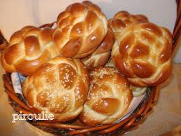 Faconnage De Petits Pains 2 En Forme De Fleur Tressee De Magnifiques Hallots Pour Epater Vos Invites Patisseries Et Gourmandises