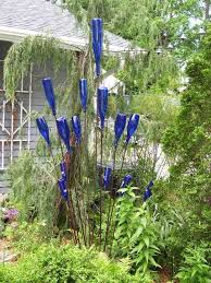 Machen Sie Gunstige Gartendekoration Mit Farbigen Glasflaschen Farbigen Gartendekoration Glasflaschen Gunst Garten Deko Hof Kunst Gartendeko Selber Machen