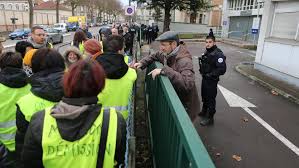 The train (sncf) from paris to troyes is about 25 euros for people under 26 and is hourly. Les Gilets Jaunes Bloquent L Entree Des Impots A Troyes