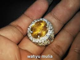 Foto batu akik batu permata batu cincin gelang batu tasbih batu sesuai dengan asli nya diambil langsung dari produk sesuai kode barang, mungkin ada perbedaan kecerahan / warna sesuai dengan layar monitor anda. Batu Cincin Permata Yellow Safir Kuning Yakut Asli Kode 688 Wahyu Mulia