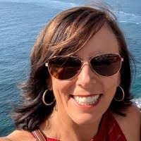 Shelley Farrell's Instagram, Twitter & Facebook