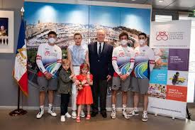 Charlene de mônaco, com um vestido de noiva cor marfim do italiano giorgio armani, entrou neste sábado (2) no palácio ao lado do pai para o casamento religioso com o príncipe albert 2º. Prince Albert Ii Ans Princess Charlene Of Monaco Appeal For Donations 24h Lemans Com