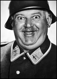 Hogan wurde nach dem schauspieler robert hogan benannt, der mit dem feinschöpfer und produzenten der der schauspieler robert hogan tritt in einigen folgen als gaststar auf. El Actor De Origen Austriaco John Banner Quien Hizo Mas De 40 Peliculas Y Es Mejor Conocido Como El Sargento Schultz En La Comedi Helden Schauspieler Filme