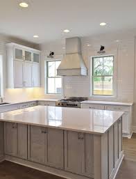 A Kitchen In Charleston South Carolina Was Designed With Starmark Cabinetry S Roseville Door Style In Maple F Artistic Kitchen Oak Kitchen Family Room Remodel