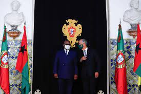 Marcelo rebelo de sousa saiu várias vezes do carro para ir ao encontro. Marcelo Rebelo De Sousa Faz Visita Oficial A Guine Bissau 31 Anos Depois De Mario Soares Atualidade Sapo 24