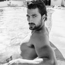 Curiosità su biografia e vita privata potranno tornare utili a coloro che ancora non conoscono questo ragazzo: Pin De Joom Joom Em Simone Susinna