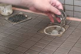 Duschabfluss Reinigen Wenn Der Abfluss Der Dusche Verstopft Anleitung Tipps Vom Installateur Sanitare Installationen Diybook De