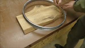 10.3 ❓ baumscheibe als resin beim epoxidharz tisch wird die tischplatte aus einer kombination mit epoxidharz und holz hergestellt wird. Diy Wanduhr Baue Dir Deine Designmobel Einfach Selbst Diy