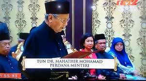 Dalam upacara pelantikan mahathir sebagai perdana menteri ketujuh negeri jiran tersebut, ia tampak didampingi istrinya siti hasmah serta sebelumnya, raja malaysia, sultan muhammad v, merestui pelantikan mahathir mohammad sebagai perdana menteri baru negara tersebut, kamis (10/5) petang. Tun Mahathir Dilantik Sebagai Perdana Menteri Malaysia Ketujuh Ameno World